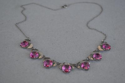 Starožitný náhrdelník s růžovými kameny