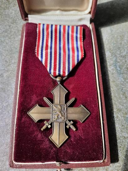 Československý válečný kříž 1939 + etue ! medaile vyznamenání