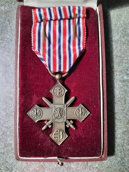 Československý válečný kříž 1939 + etue ! medaile vyznamenání