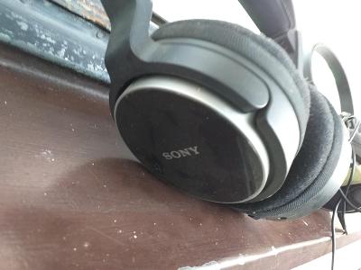 Sony sluchátka bezdrátová.