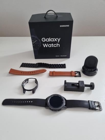 Samsung galaxy Watch 42mm + (2 pásky a ochranný kryt)