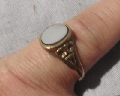 * starý pěkný prsten - značený Naold ... asi slabé zlato 