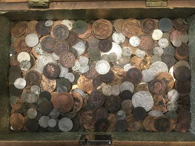 Starožitné nálezové mince, včetně stříbrných 1,23 kg