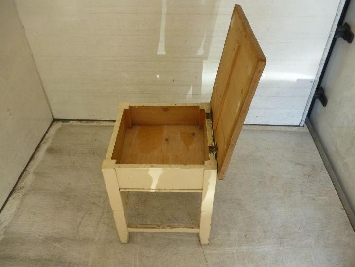 dřevěný stolek s úložným prostorem