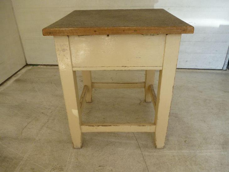 dřevěný stolek s úložným prostorem