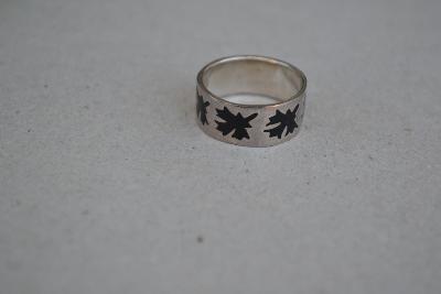 Starožitný prsten stříbrný , s černým smaltem