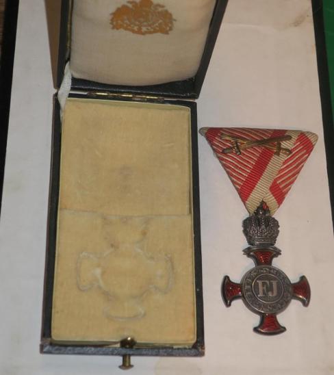 ETUE + RU Stříbrný Záslužný kříž - značený MAYER /medaile řád FJI / Ag - Faleristika