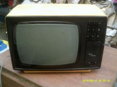 stará televize tesla pluto žlutá