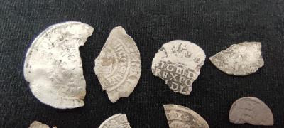 Úlomky středověkých stříbrných mincí