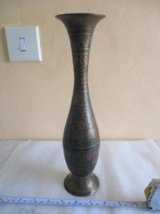 Starožitná mosazná váza, ručně rytá z Indie. Orient.