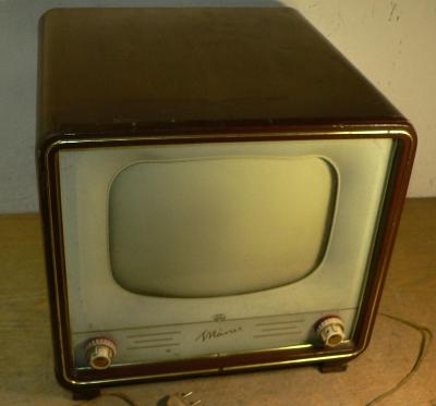 Stará dřevěná elektronková televize TESLA Mánes 4102U