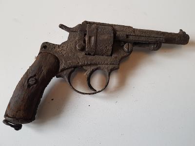 Kopaný prvovoválečný revolver - pravděpodobně Lefoš  