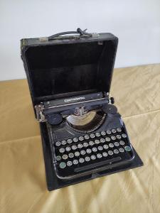 Starý kufříkový psací stroj Continental 