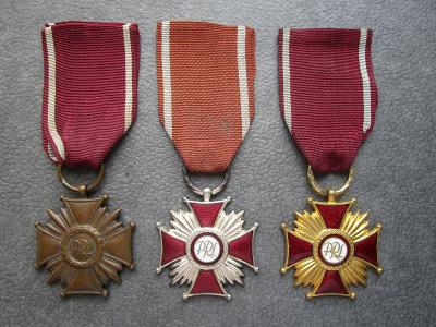 Polsko - 3 ks vyznamenání / křížů. Zlatý, stříbrný a bronzový.