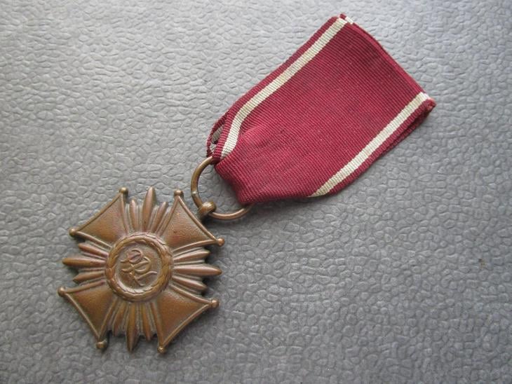 Polsko - 3 ks vyznamenání / křížů. Zlatý, stříbrný a bronzový. - Faleristika