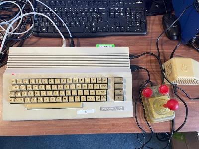 Commodore C64c, se zdrojem, joystick, plně funkční od 1,- Kč