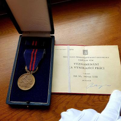 Číslovaná medaile za vynikající práci z roku 1959