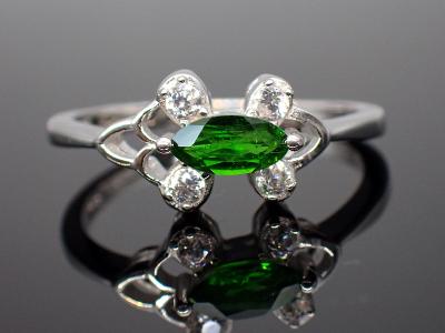 Stříbrný prsten- ruský smaragd ( chromdiopsid )