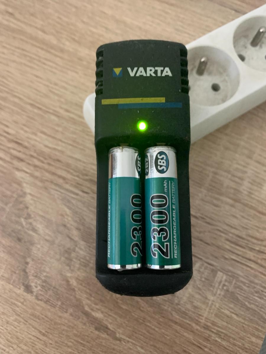 Nabíječ baterií AA / AAA - Elektro