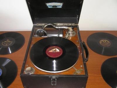 Cestovní (přenosný) gramofon na kliku zn. Klingsor