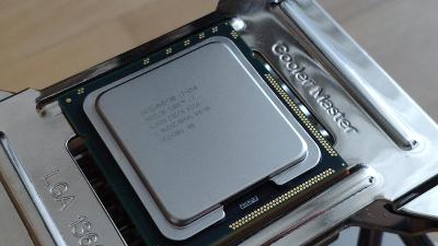 Procesor Intel i7-950, 4 jádra + 8 vláken, 3,06 GHz, s. 1366, chladič