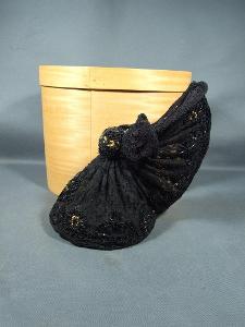 Starožitný klobouk/ čepec s dřevěnou krabicí