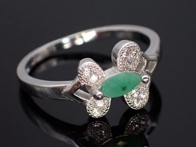 Stříbrný prsten se smaragdem