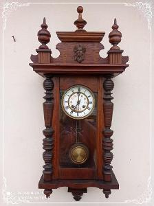 100 leté řezbované mechanické půlové nástěnné hodiny  