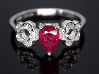 Luxusní prsten s rubínem