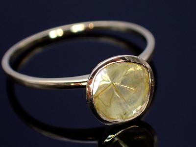 Prsten se syrovým diamantem- Fancy yellow canary/ polki