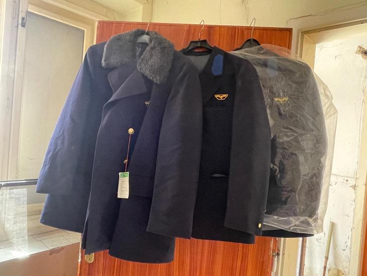 Železničářské uniformy (letní i zimní) 4 Ks 