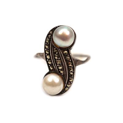 Stříbrný prsten  s perlami a markazity - S 220526/02