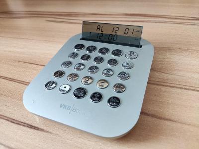 Zajímavá těžká kovová designová kalkulačka s hodinami VKB Bank
