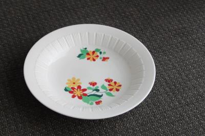 B. Porcelánový talíř - Hluboký Retro 21,5 cm