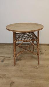Proutěný stolek