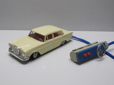 GAMA - Stará hračka - auto MERCEDES- BENZ 250 na bowden