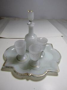 Skleněná karafa, 3 x panák a talířek z bílého skla