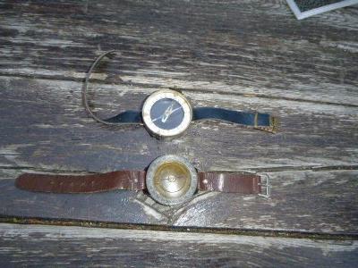 Dva staré vojenské náramkové kompasy anebo buzoly
