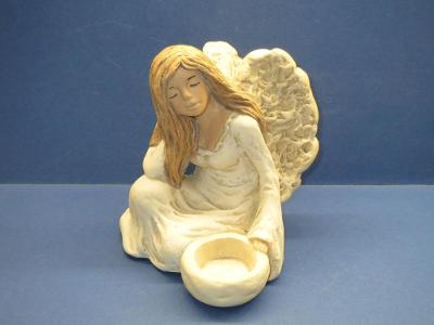 Soška sedícího anděla / kolorovaná keramika, pálená hlína
