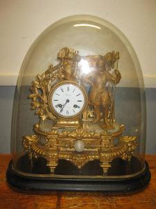 Staré Francouzské figurální hodiny pod šturcem