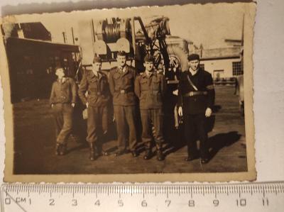 Stará fotografie vojáci PTP a závodní stráž