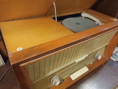 Starý radio gramofon TESLA Barcarola