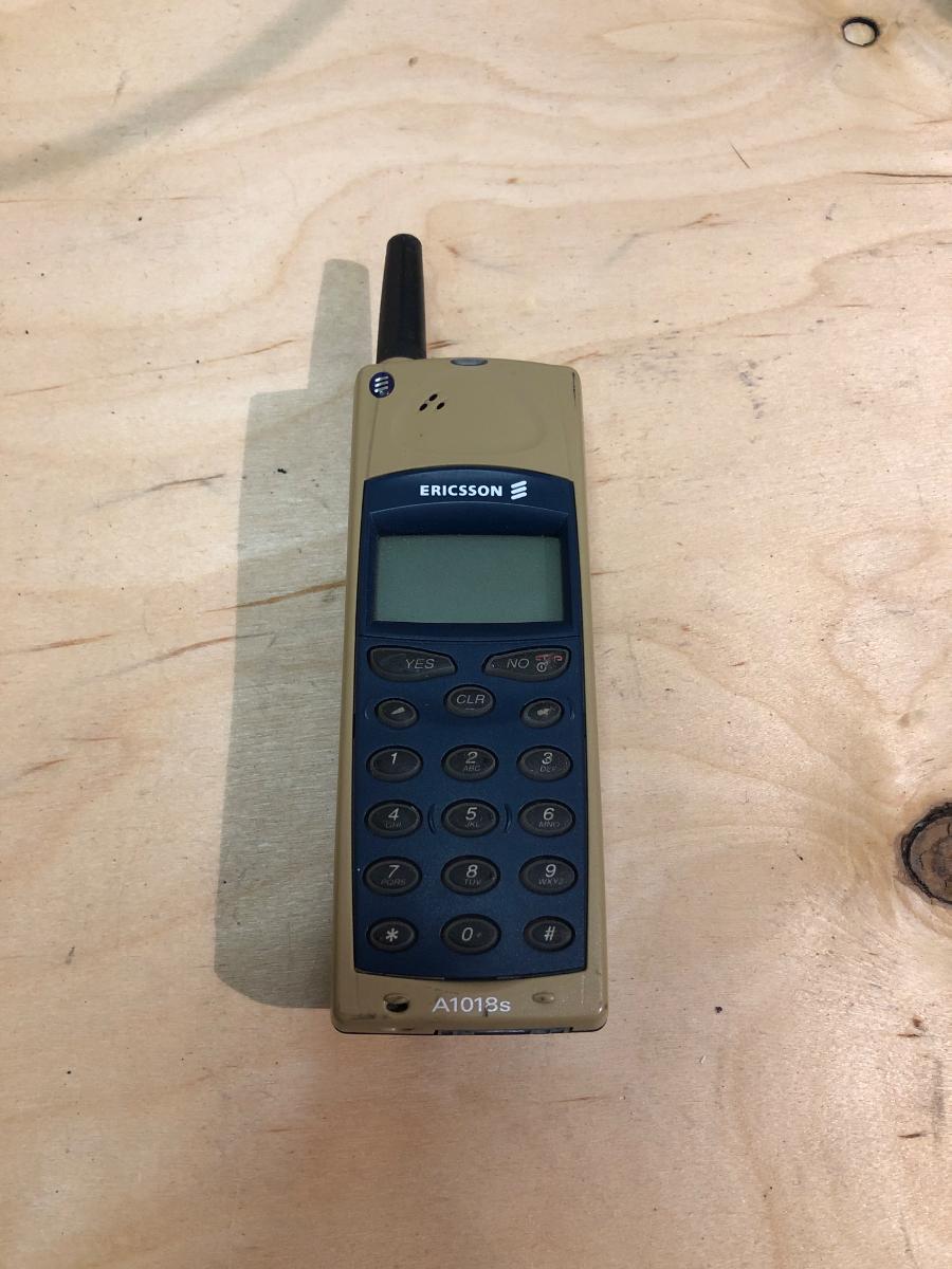 Historicky mobilní telefon Ericsson A1018s | Aukro