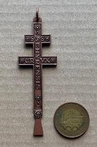 Dvouramenný krásný kovový kříž svátostka křížek svatý medailon církev