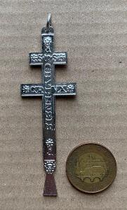 Dvouramenný hezký kovový kříž svátostka křížek svatý medailon církev 