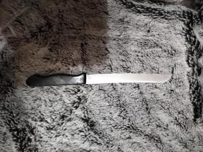 nůž s dřevěnou rukojetí 