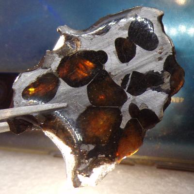 Pallasit - Vzácný Meteorit - Žlutozelené olivíny - 7,2 g - Keňa - TOP