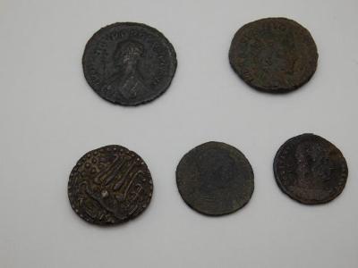 5 kusů středověkých mincí..