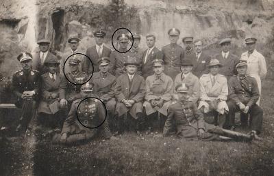 Fotopohlednice - skupina vojáků, asi Polsko, vyznamenání, čepice