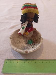 Popelník s postavičkou rastafariána